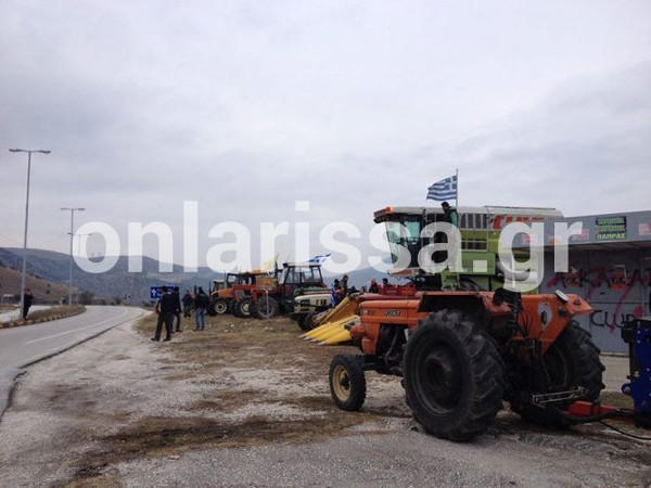 Οι αγρότες του Τυρνάβου έστησαν μπλόκο στην Εθνική οδό Λάρισας – Κοζάνης – ΦΩΤΟ – ΒΙΝΤΕΟ