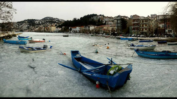 Εντυπωσιακές εικόνες από την παγωμένη λίμνη της Καστοριάς