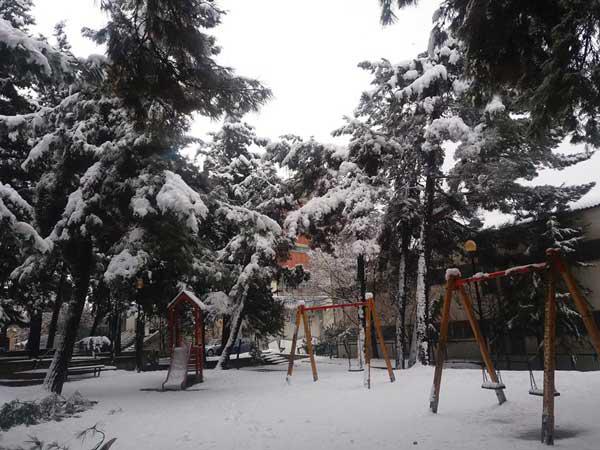 Πανέμορφες εικόνες από το χιονισμένο παρκάκι στον Άγιο Δημήτριο