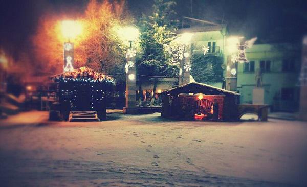 Φωτογραφία από την χιονισμένη κεντρική πλατεία της Πτολεμαΐδας