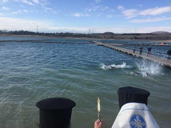 Αγιασμός των υδάτων στη Λίμνη Πολυφύτου παρά το τσουχτερό κρύο