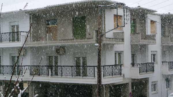 ΤΩΡΑ: Σφοδρή χιονόπτωση στην πόλη της Κοζάνης (video)