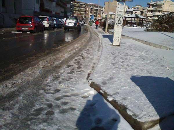 Θεοφάνια στα λευκά έκανε η Κοζάνη – Οι κεντρικοί δρόμοι ανοιχτοί, στα στενά παγωμένα