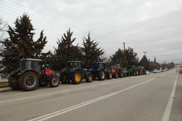 Οι αγρότες βγήκαν με τα τρακτέρ τους στο Δρέπανο