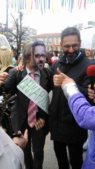 Ο δήμαρχος της Κοζάνης και ο δήμαρχος της παρέλασης με τον πρώτο πίσω από την ουρά του Πάρι