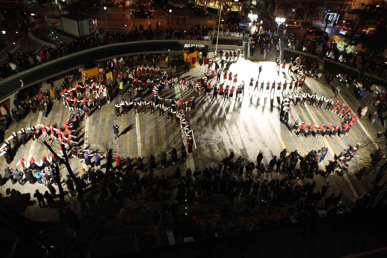 Η εντυπωσιακή εικόνα της κεντρικής πλατείας Κοζάνης με τα χορευτικά την Αποκριά