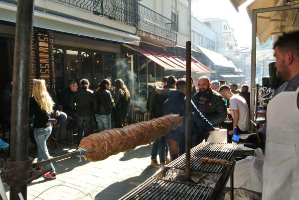 Βγήκαν μέχρι και σούβλες με κοκορέτσια στο στενό της Κοζάνης!