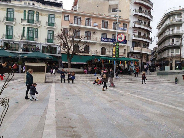 Δεκάδες επισκέπτες στο κέντρο της Κοζάνης-Κλειστός ο χώρος περιποίησης βρεφών