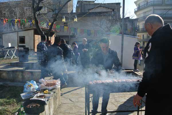 Πρώτο γλέντι και τσίκνισμα για τα μέλη της “Κόζιανη”