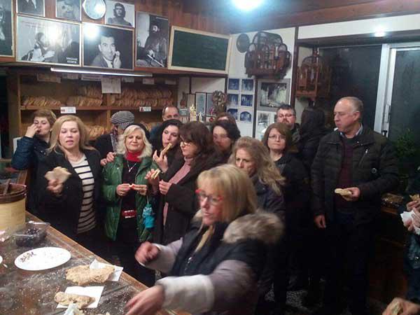 Κέρνα μας, κέρνα μας στο φούρνο του Γιάννη Σιδέρη με τις λαγάνες