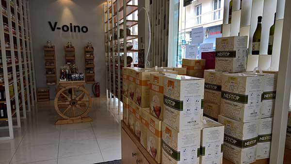 V-oino με αποκριάτικες προσφορές σε κρασιά και πιατέλες τυριών και αλλαντικών