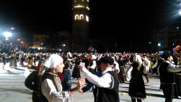Βραδιά Μακεδονίας στην κεντρική πλατεία της Κοζάνης-Όλοι χορεύουν στον ρυθμό της μουσικής