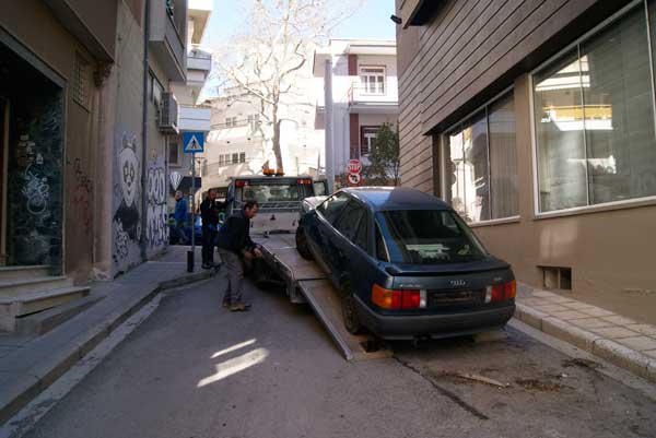 Απομακρύνονται τα εγκαταλελειμμένα αυτοκίνητα από τους δρόμους της Κοζάνης- Αυξάνονται οι θέσεις στάθμευσης