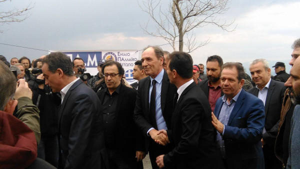 Με μαντινάδες, συνθήματα και γιουχαΐσματα υποδέχθηκαν τον Γιώργο Σταθάκη στην περιφέρεια