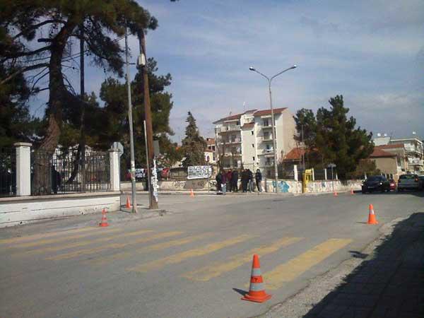 Ομάδα αναρχικών συγκεντρώθηκε έξω από την στρατολογία Κοζάνης