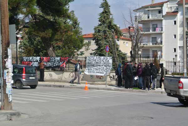 Αποχώρησε η ομάδα αναρχικών από τη Στρατολογία φωνάζοντας συνθήματα (video)