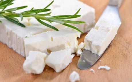 Αντιδρούν οι ντόπιοι κτηνοτρόφοι για το “ξεπούλημα” της φέτας στον Καναδά!