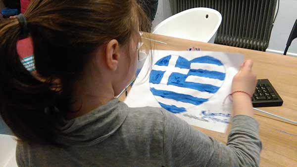 Τα παιδιά ζωγραφίζουν την Ελληνική σημαία στην βιβλιοθήκη της Κοζάνης