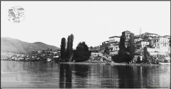 Νότια άποψη της Καστοριάς μέσα απο τη λίμνη στη περιοχή Σκάλα τη δεκ. 1920