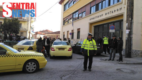 Στο δικαστήριο για την απολογία του ο 30χρονος αστυνομικός-Έξω από τα δικαστήρια τα ταξί Καστοριάς