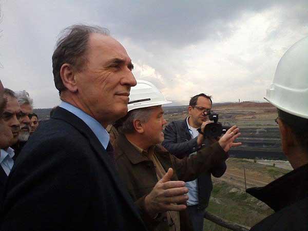 Ο υπουργός ενέργειας και περιβάλλοντος Γιώργος Σταθάκης παρακολουθεί ελεγχόμενη έκρηξη στο ορυχείο Νοτίου Πεδίου