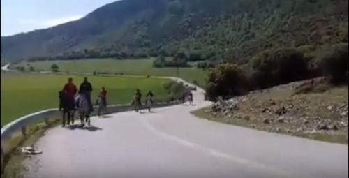 Οι καβαλάρηδες της Ελάτης στο δρόμο για το μοναστήρι του Αγίου Νικάνορα στη Ζάμπουρδα