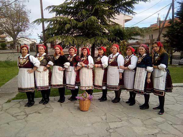 Με πασχαλιές οι Λαζαρίνες της Άνω Κώμης αναβίωσαν το έθιμο