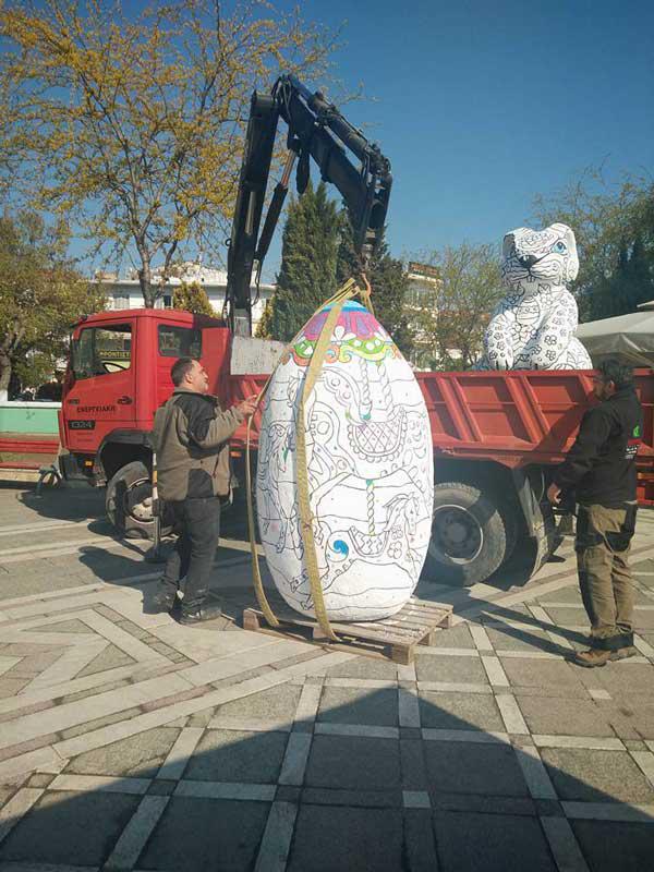 Ένα πανύψηλο χρωματιστό αυγό στο κέντρο της Πτολεμαΐδας