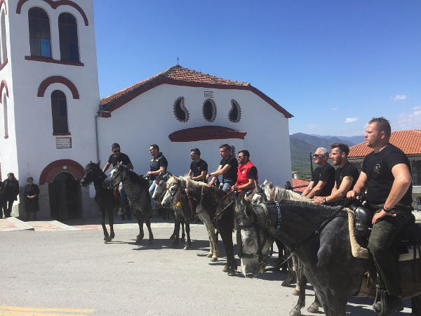 Υποδοχή των καβαλάρηδων της Ελάτης με τα λείψανα του Όσιου Νικάνορα