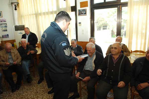 Ενημέρωση της Αστυνομίας στα ΚΑΠΗ Βελβεντού για τα κρούσματα εξαπάτησης ηλικιωμένων