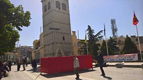 Κόκκινη εξέδρα στην πλατεία της Κοζάνης για τον Κουτσούμπα