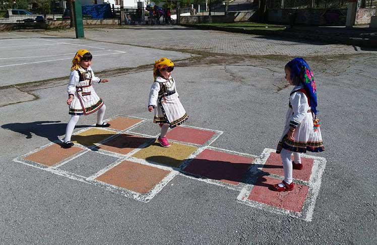 Η φωτογραφία της ημέρας:Τα λαζαρινάκια της Αιανής παίζουν κουτσό στην αυλή του σχολείου