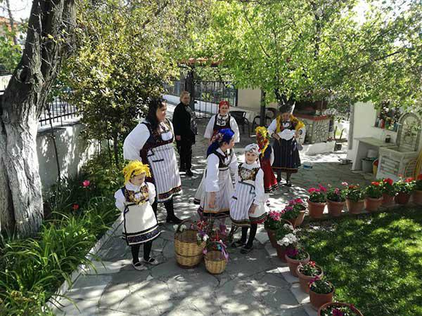 Με καλάθια και λουλούδια ανοιξιάτικα οι Λαζαρίνες του Κήπου