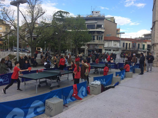 Τα παιδιά έπαιξαν πινγκ-πονγκ στην πλατεία της Κοζάνης