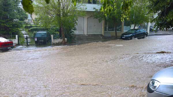 Ορμητικά “ποτάμια” λάσπης οι δρόμοι της Κοζάνης από τη σφοδρή καταιγίδα!
