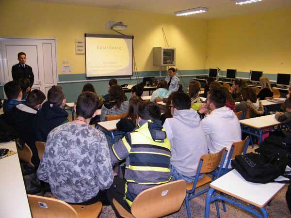Συνεχίζονται οι ενημερωτικές διαλέξεις σε μαθητές της Δυτικής Μακεδονίας με θέματα τον διαδικτυακό εκφοβισμό, την ασφαλή πλοήγηση στο διαδίκτυο, τα ναρκωτικά και την οδική ασφάλεια