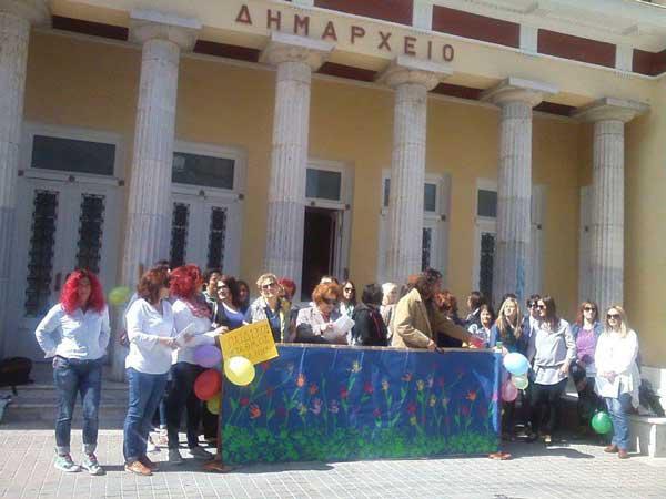 Μουσική διαμαρτυρία εργαζομένων στους παιδικούς σταθμούς με μπαλόνια στο δημαρχείο Κοζάνης