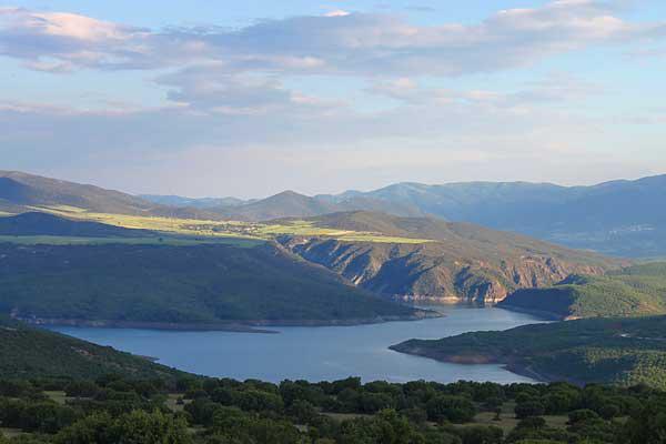 Η λίμνη Ιλαρίωνα και το Φρούριο (φωτο)