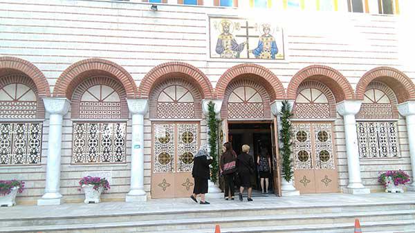 Ο παραδοσιακός χαλβάς έξω από την Εκκλησία των Αγίων Κωνσταντίνου και Ελένης