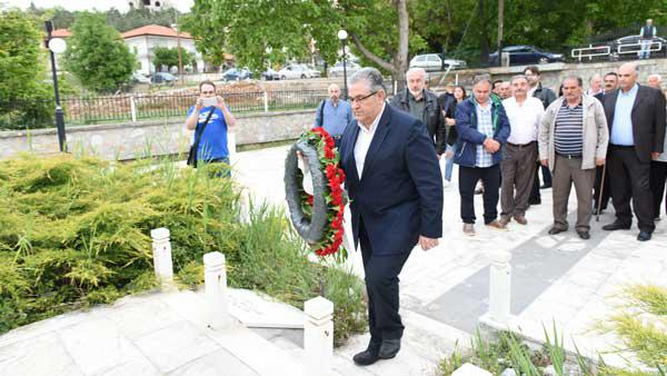 Κατάθεση στεφάνων από τον Δημήτρη Κουτσούμπα στα μνημεία των εκτελεσθέντων από τους Γερμανούς κατακτητές, σε Πύργους και Μεσόβουνο