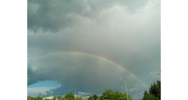 Η φωτογραφία της ημέρας με ένα μαγικό ουράνιο τόξο στον Κοζανίτικο ουρανό
