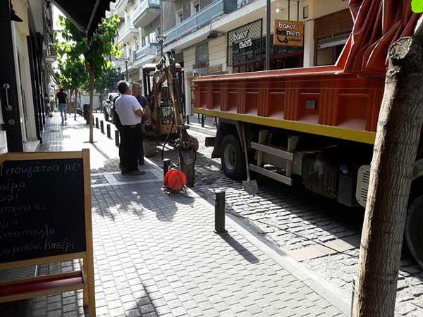 Πλημμυρισμένα καταστήματα στο κέντρο της Κοζάνης από βλάβη στον κεντρικό αγωγό