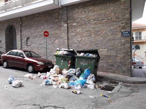 Προβλήματα στην αποκομιδή των σκουπιδιών από την απεργία των δημοτικών υπαλλήλων
