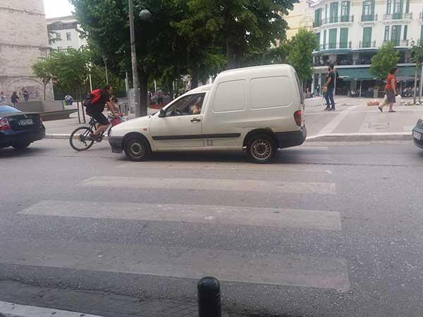 Οι «τυφλές» διαβάσεις πεζών της Παύλου Μελά στην Κοζάνη