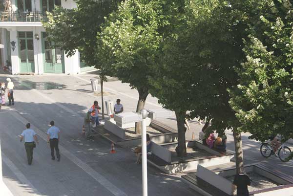 Εργασίες συντήρησης στο πράσινο και στα παγκάκια στην κεντρική πλατεία Κοζάνης