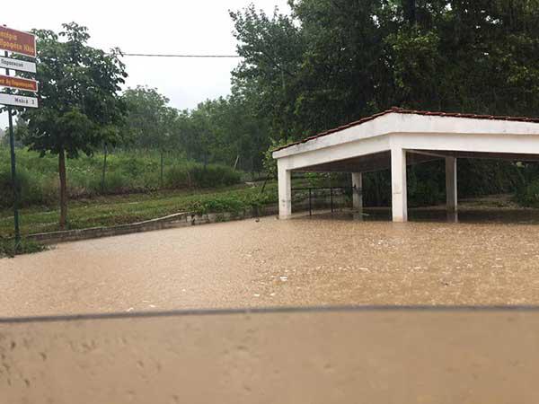 Πλημμυρισμένοι δρόμοι στην Καρυδίτσα με τη νεροποντή να συνεχίζεται