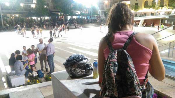 Οι Κοζανίτες περνούν τα βράδια τους στην κεντρική πλατεία