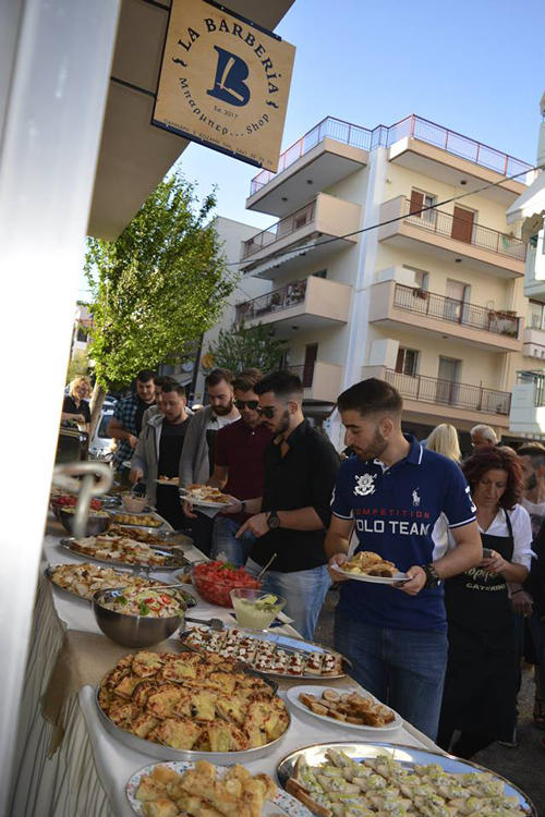 Τα εγκαίνια του μπαρμπεράδικου της Κοζάνης «La Barberia»