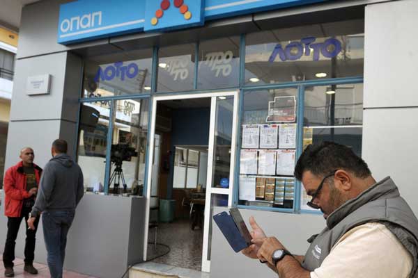ΟΠΑΠ: Κοσμοσυρροή για τα 4,8 εκατ. ευρώ της κλήρωσης 1820 του Τζόκερ