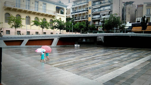 Φωτογραφία της ημέρας από τις μικρές δεσποινίδες να κάνουν βόλτα στην βροχή